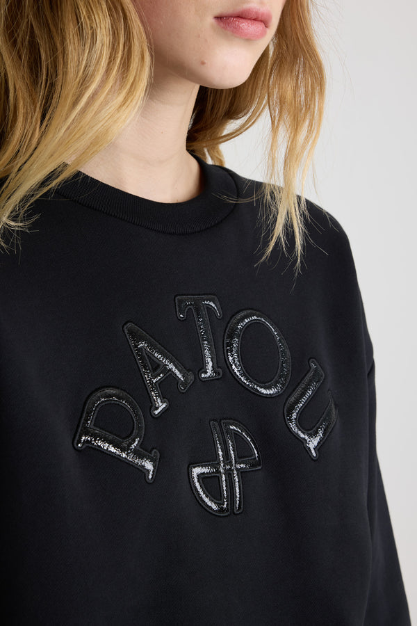 Patou - Felpa con logo Patou e monogramma JP in pile di cotone bio vinile - Black - Felpa in pile di cotone bio nero. Girocollo. Collo, polsini e fondo a costine. Monogramma JP e logo Patou vinile tono su tono sul davanti.