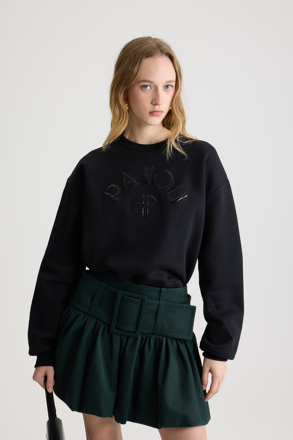 Patou - Felpa con logo Patou e monogramma JP in pile di cotone bio vinile - Black - Felpa in pile di cotone bio nero. Girocollo. Collo, polsini e fondo a costine. Monogramma JP e logo Patou vinile tono su tono sul davanti.