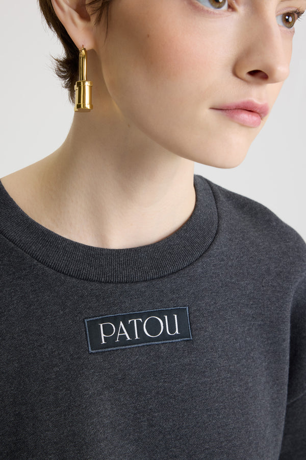 Patou - Felpa con etichetta con logo Patou in pile di cotone bio - Mercury - Felpa in pile di cotone bio grigio mercurio. Taglio leggermente corto. Girocollo. Collo, polsini e fondo a costine. Etichetta con logo Patou cucita sul davanti.