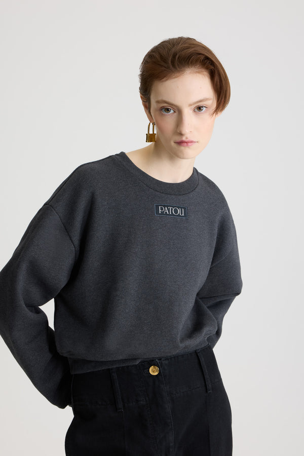 Patou - Felpa con etichetta con logo Patou in pile di cotone bio - Mercury - Felpa in pile di cotone bio grigio mercurio. Taglio leggermente corto. Girocollo. Collo, polsini e fondo a costine. Etichetta con logo Patou cucita sul davanti.