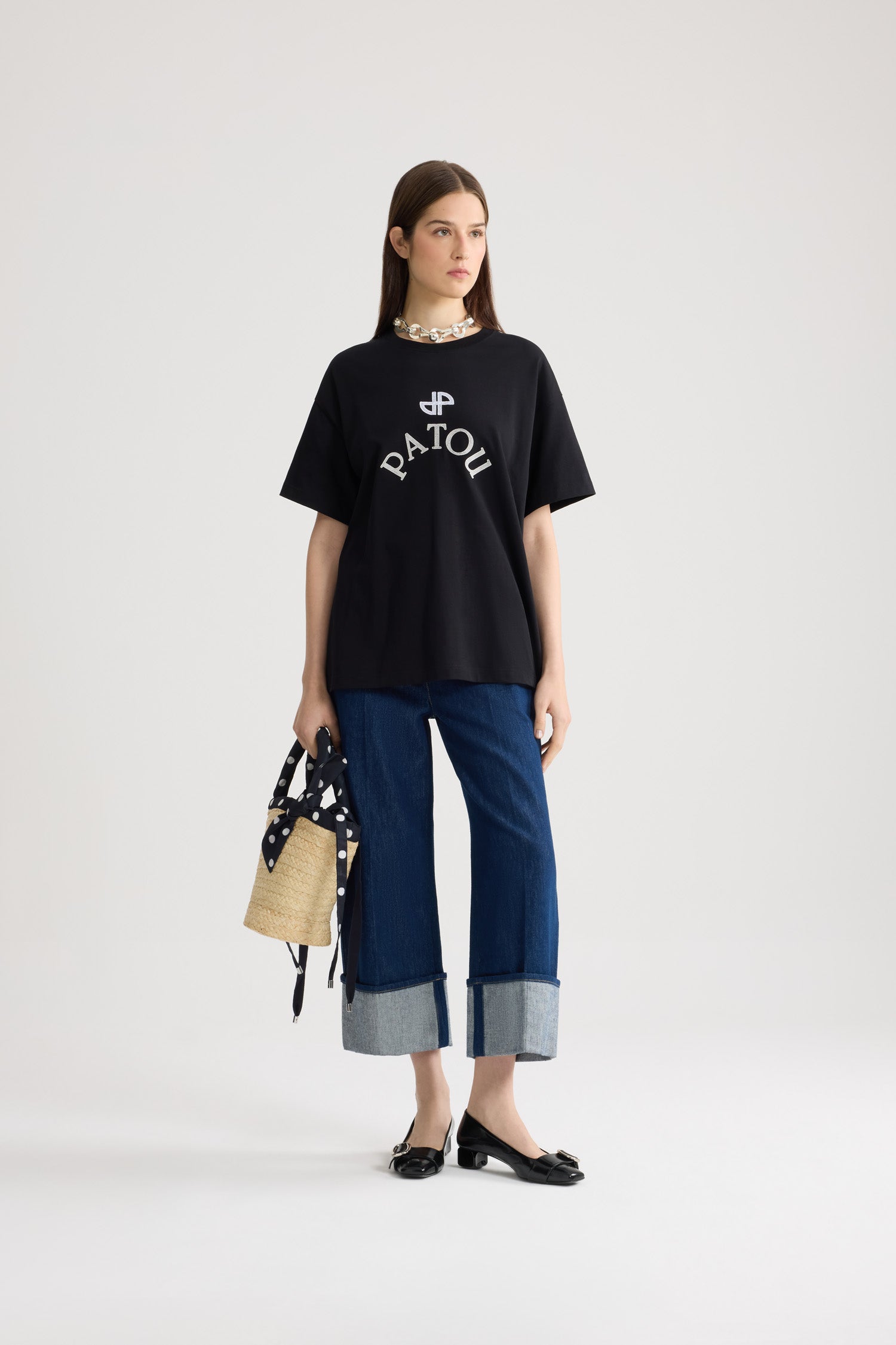 Patou - 블랙 오버사이즈 티셔츠. 짧은 소매. 앞면에 화이트 JP Patou 로고 자수. - Black - Black oversized T-shirt. Short sleeves. White embroidered JP Patou logo on the front.