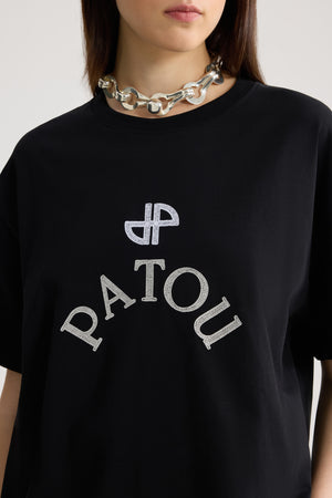 블랙 오버사이즈 티셔츠. 짧은 소매. 앞면에 화이트 JP Patou 로고 자수.
