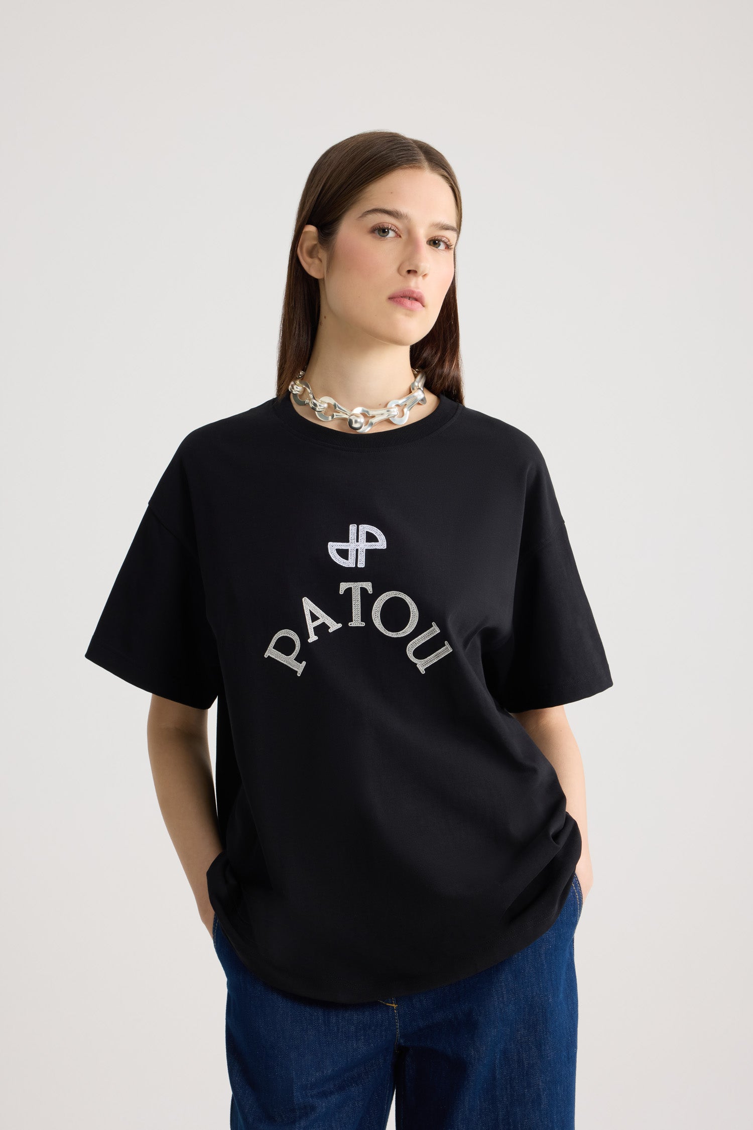 Patou - 블랙 오버사이즈 티셔츠. 짧은 소매. 앞면에 화이트 JP Patou 로고 자수. - Black - Black oversized T-shirt. Short sleeves. White embroidered JP Patou logo on the front.