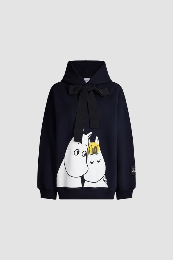 Patou - Patou x Moomin スノークのおじょうさん オーガニックコットンフーディー - Moomin Navy - Patou x Moomin が贈る、心温まるホリデーコレクション。オーガニックコットン100%のフーディーは、リラックス感のある着心地が魅力。ムーミンとスノークのおじょうさんのプリントが、遊び心とノスタルジーを添え、ホリデースタイルをより一層魅力的に演出します。ユニセックスクーペ （男性用はワンサイズ上をお選bi//びください）。