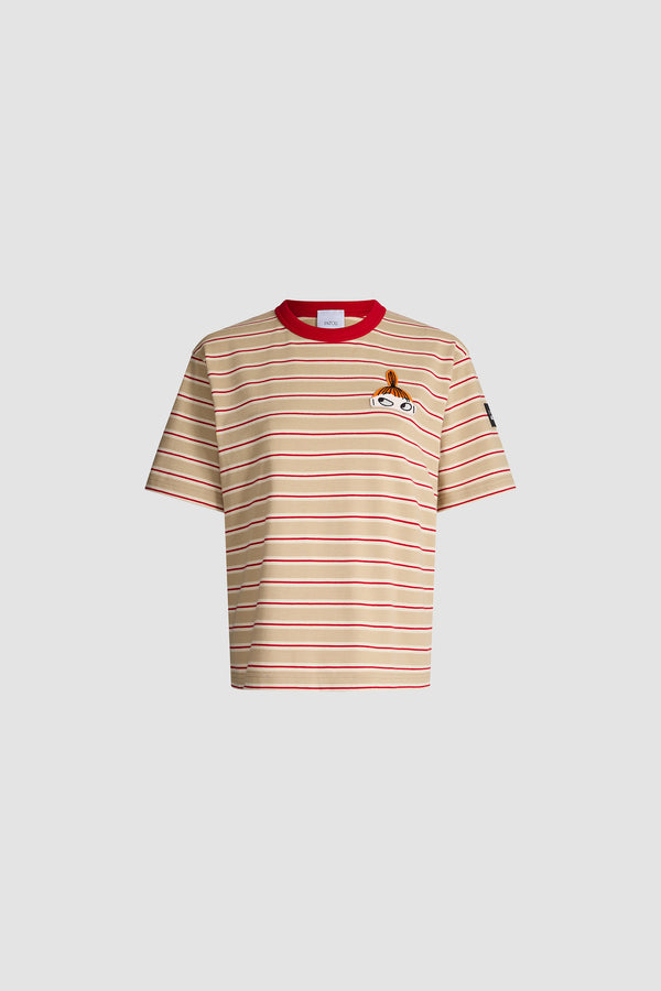 Patou - Patou x Moomin ストライプオーガニックコットンTシャツ - Little My Stripes - Patou x Moomin が贈る、心温まるホリデーコレクション。上質なオーガニックコットンを100%使用したTシャツは、クラシカルで着心地の良いシルエット。リトルミイの愛らしい刺繍が、洗練されたストライプ柄に遊び心を添え、装いにノスタルジーとエレガンスをプラスします。大切な方へのギフトにもぴったりです。ユニセックスクーペ （男性用はワンサイズ上をお選bi//びください）。