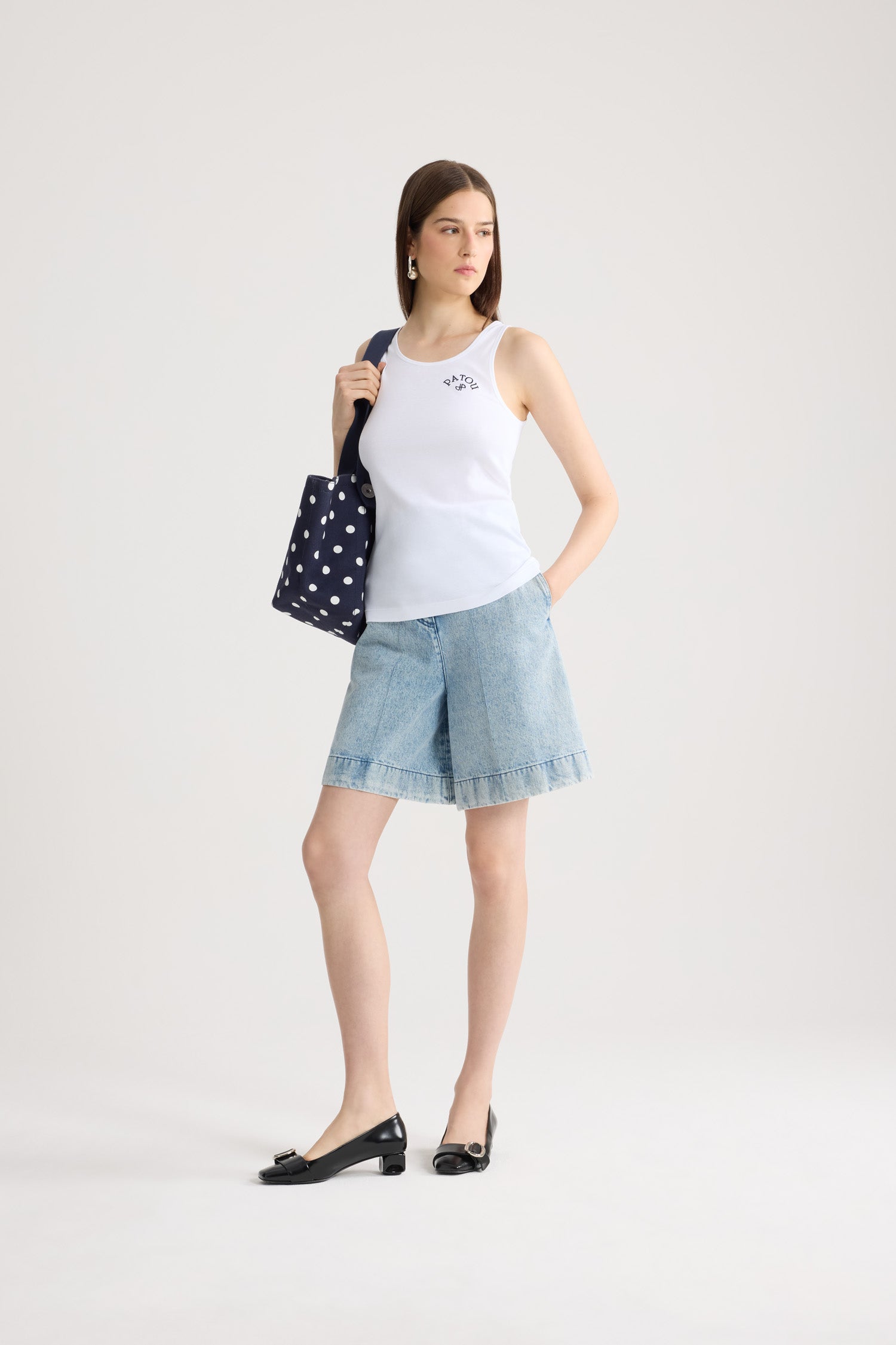 Patou - 화이트 자수 탱크탑. 골지 니트. 앞면에 네이비 블루 파투 로고 자수. - White - White embroidered tank top. Ribbed knit. Navy blue embroidered Patou logo on the front.