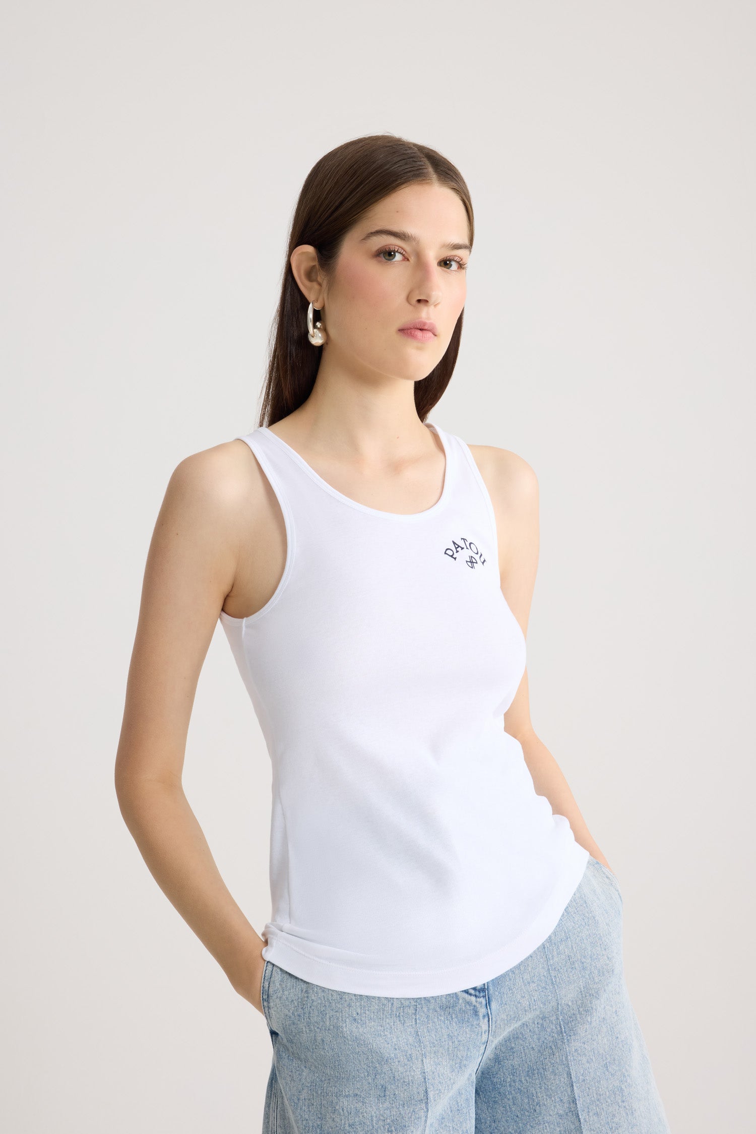 Patou - 화이트 자수 탱크탑. 골지 니트. 앞면에 네이비 블루 파투 로고 자수. - White - White embroidered tank top. Ribbed knit. Navy blue embroidered Patou logo on the front.