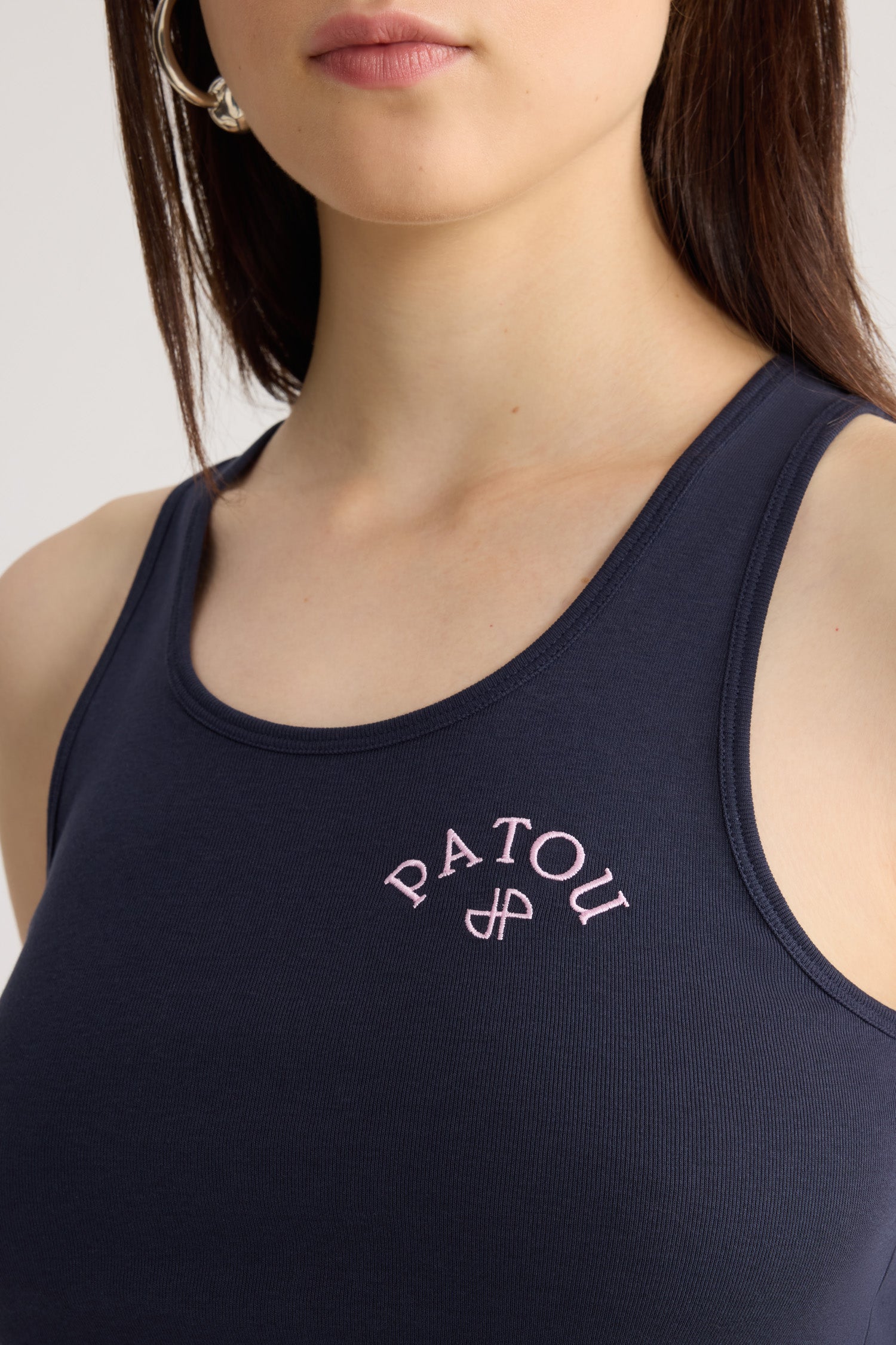 Patou - Canotta ricamata in cotone biologico - Deep Sea Blue - Canotta ricamata blu navy. Maglia a coste. Logo Patou ricamato rosa sul davanti.