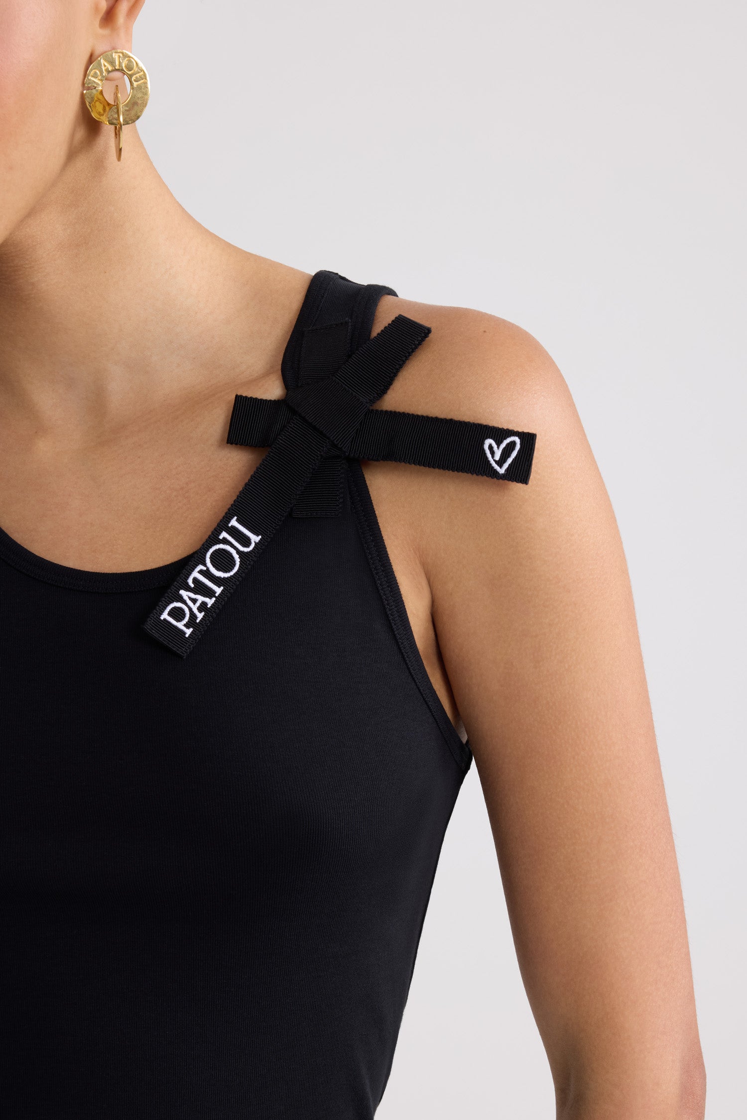 Patou - Tanktop mit Knotenträger aus Bio-Baumwolle - Black - Schwarzes Tanktop mit Knotenträger. Träger mit Knoten. Weiß gesticktes Patou-Logo auf der Vorderseite.