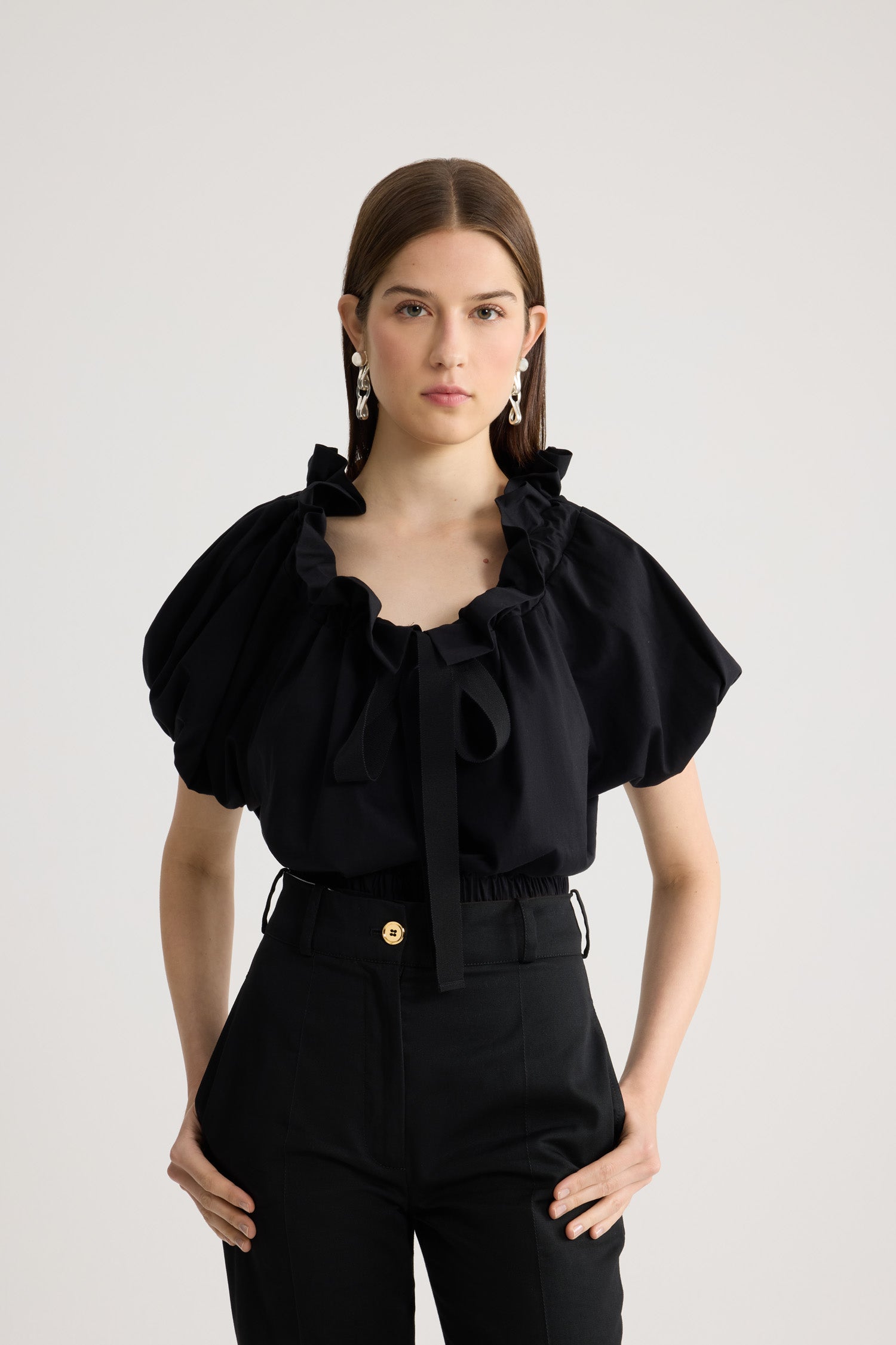 Patou - Kurzes voluminöses Top aus Bio-Baumwolle - Black - Kurzes voluminöses schwarzes Top. Elastischer Ausschnitt mit Grosgrain-Kordelzügen. Kurze Ärmel.