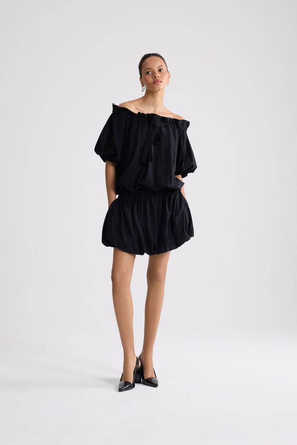 Patou - Voluminöses Mini-Kleid aus Bio-Baumwolle - Black - Voluminöses schwarzes Mini-Kleid. Elastischer Ausschnitt mit Kordelzügen. Kurze Ärmel.