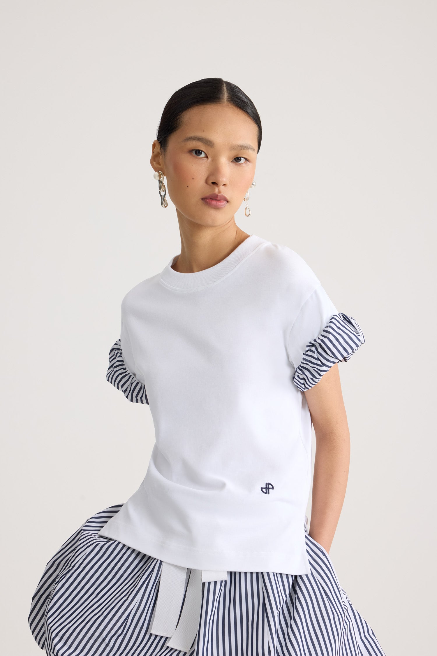 Patou - T-Shirt aus Bio-Baumwolle mit Faille-Ärmeldetails - White - Weißes T-Shirt aus Bio-Baumwolle mit Faille-Details an den Ärmeln, weiß-blau gestreift. Ton-in-Ton gesticktes JP-Logo auf der Vorderseite.
