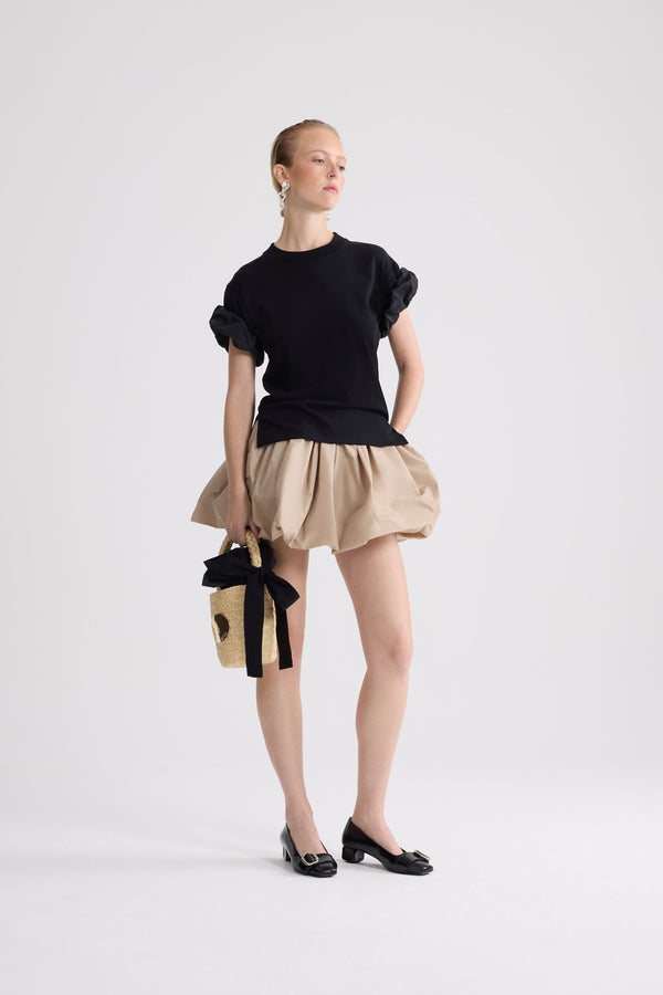 Patou - T-shirt in cotone biologico con dettagli in faille sulle maniche - Black - T-shirt in cotone biologico nera con dettagli in faille sulle maniche. Logo JP ricamato tono su tono sul davanti.