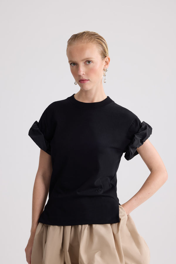 Patou - T-shirt in cotone biologico con dettagli in faille sulle maniche - Black - T-shirt in cotone biologico nera con dettagli in faille sulle maniche. Logo JP ricamato tono su tono sul davanti.