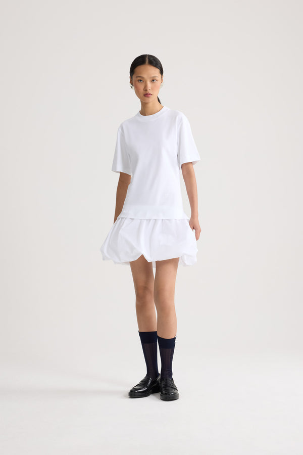 Patou - Robe en coton bio, avec détails bouffants en faille type bloomer - White - Robe en coton blanche. Manches courtes. Jupe bloomer en faille. Logo JP brodé ton sur ton.
