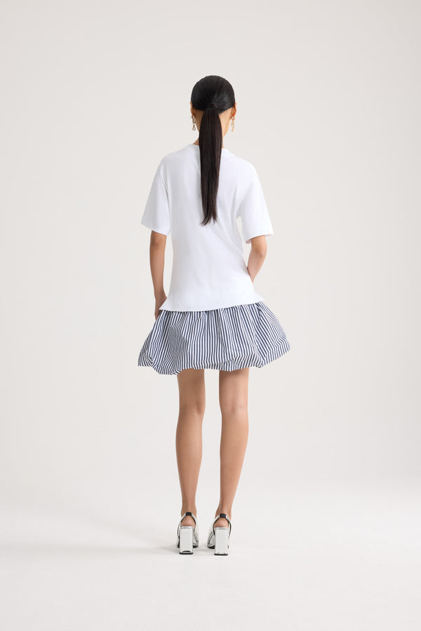 Patou - Robe en coton bio, avec détails bouffants en faille type bloomer - Offshore Stripes - Robe en coton blanche. Manches courtes. Jupe bloomer en faille, rayée blanche et bleue. Logo JP brodé ton sur ton.
