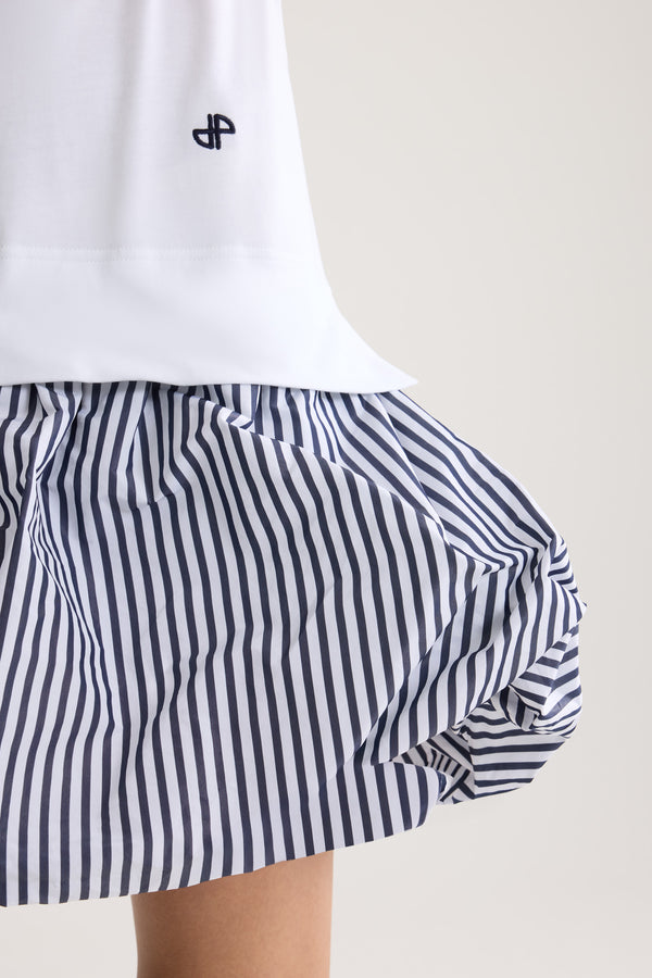 Patou - Robe en coton bio, avec détails bouffants en faille type bloomer - Offshore Stripes - Robe en coton blanche. Manches courtes. Jupe bloomer en faille, rayée blanche et bleue. Logo JP brodé ton sur ton.