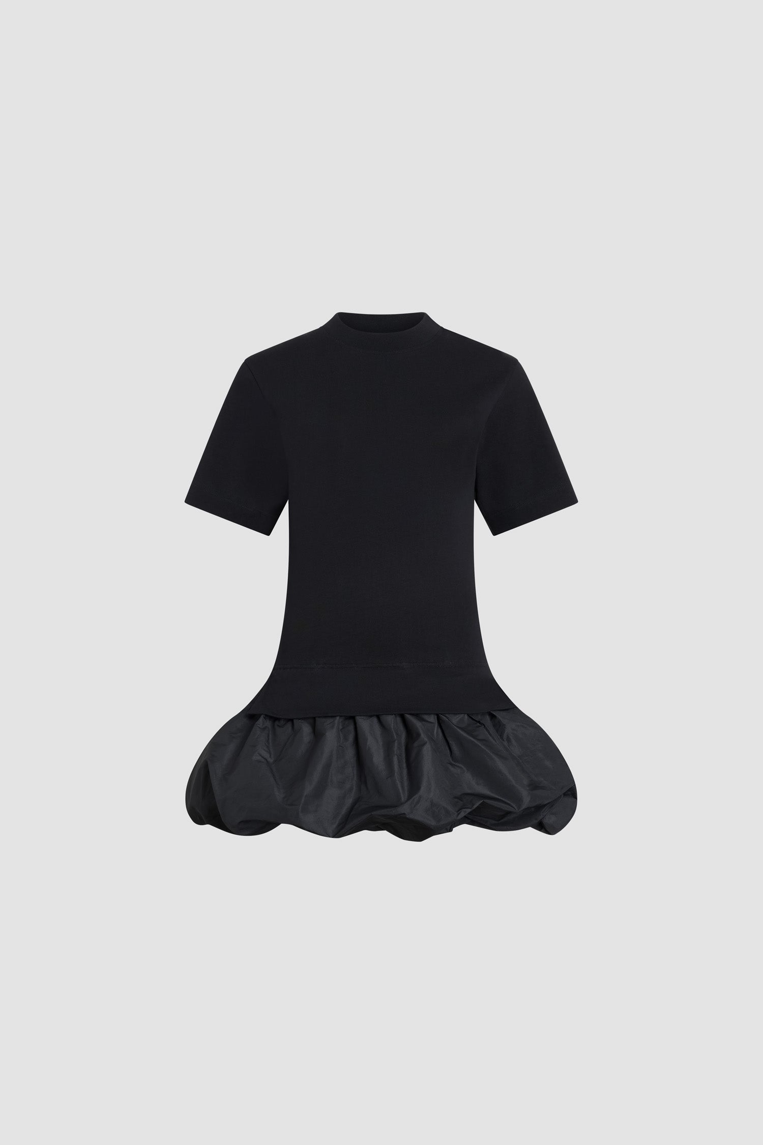 Patou - Robe en coton bio, avec détails bouffants en faille type bloomer - Black - Robe en coton noir. Manches courtes. Jupe bloomer en faille. Logo JP brodé ton sur ton.