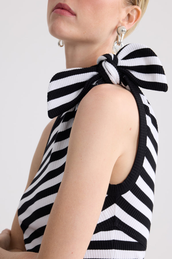 Patou - ストライプコットンリブ アシンメトリック ショートドレス - Black White Stripes - ブラック＆ホワイトカラーのストライプ ショートドレス。コットン混紡素材。アシンメトリックカット。ショルダー位置にノット。