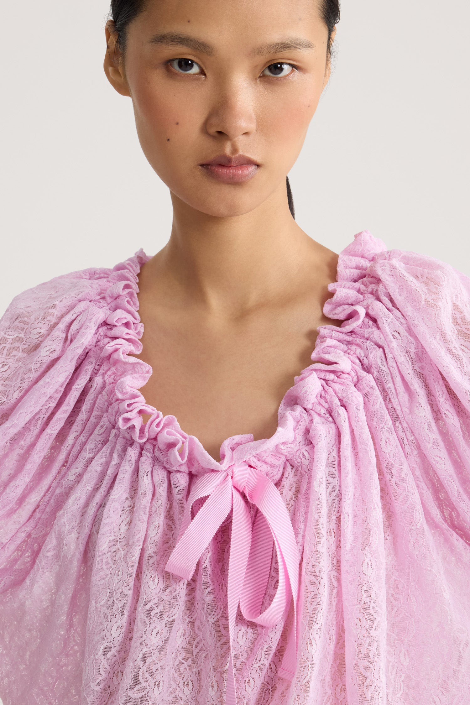 Patou - Top voluminoso in pizzo di poliammide - Pink Parfait - Top voluminoso in pizzo rosa. Collo alto. Maniche corte.
