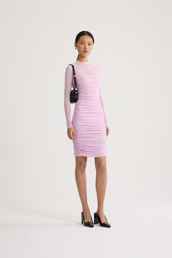 Patou - 핑크 레이스 트윈셋 미니 드레스, 분리형 탑. 긴 소매. 시스 실루엣. - Pink Parfait - Pink lace twinset mini dress with detachable top. Long sleeves. Sheath silhouette.