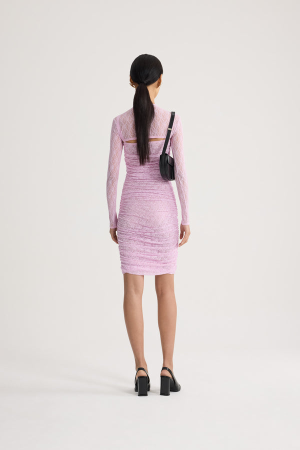 Patou - 핑크 레이스 트윈셋 미니 드레스, 분리형 탑. 긴 소매. 시스 실루엣. - Pink Parfait - Pink lace twinset mini dress with detachable top. Long sleeves. Sheath silhouette.
