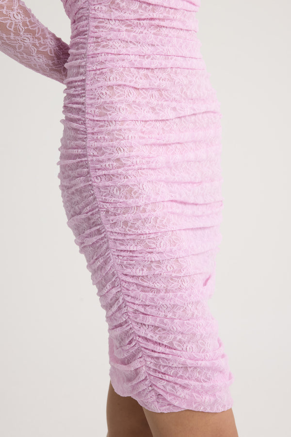 Patou - 핑크 레이스 트윈셋 미니 드레스, 분리형 탑. 긴 소매. 시스 실루엣. - Pink Parfait - Pink lace twinset mini dress with detachable top. Long sleeves. Sheath silhouette.