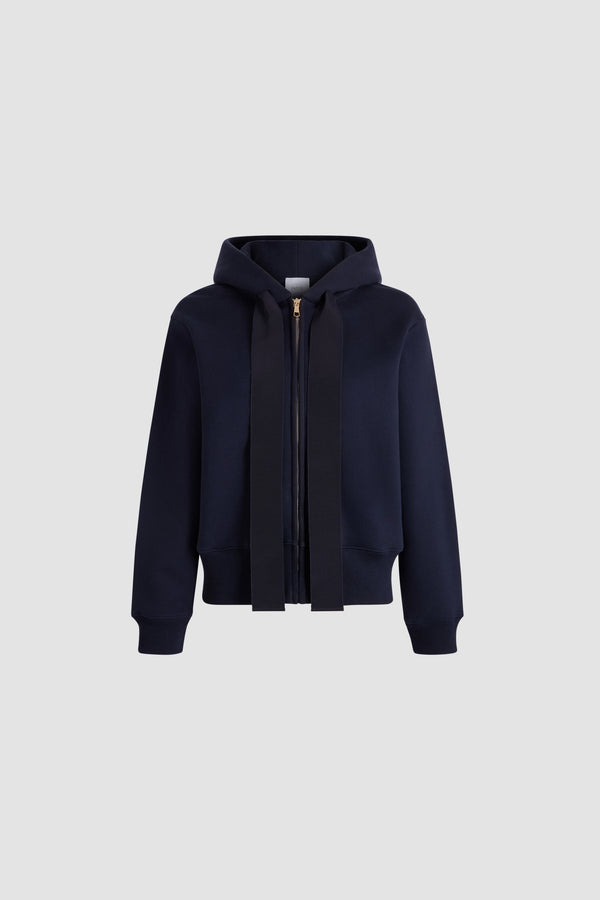Patou - オーガニックコットン ジップアップフーディ - Deep Sea Blue - ディープシーブルーのオーガニックコットンフーディ。フロントジップクロージャーが特徴。調節可能なドローストリング付きフード。サイドポケット。リブ編みの袖口と裾。ストレートシルエット。
