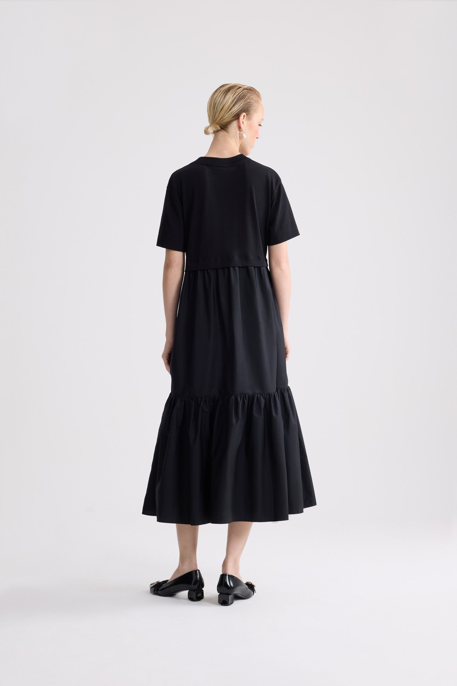 Patou - Robe Midi Volume Popeline en Coton Biologique - Black - Robe midi noire. Matière en coton biologique. Haut en t-shirt. Jupe volume en popeline.