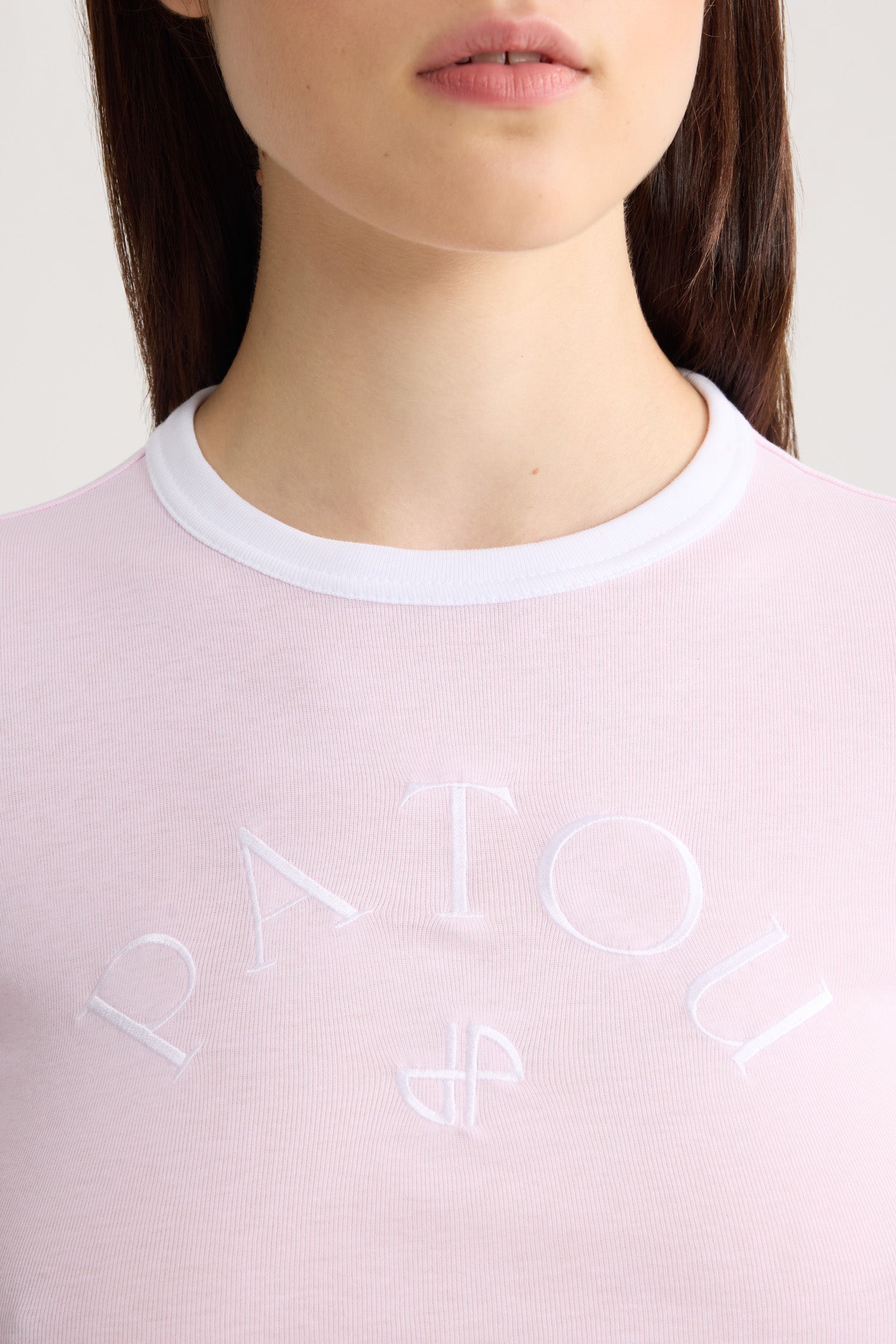 Patou - オーガニックコットン JP フィットTシャツ - Orchid Ice - ピンクカラーのTシャツ。オーガニックコットン素材。フィットカット。ラウンドカラー。パトゥ JPの刺しゅう。