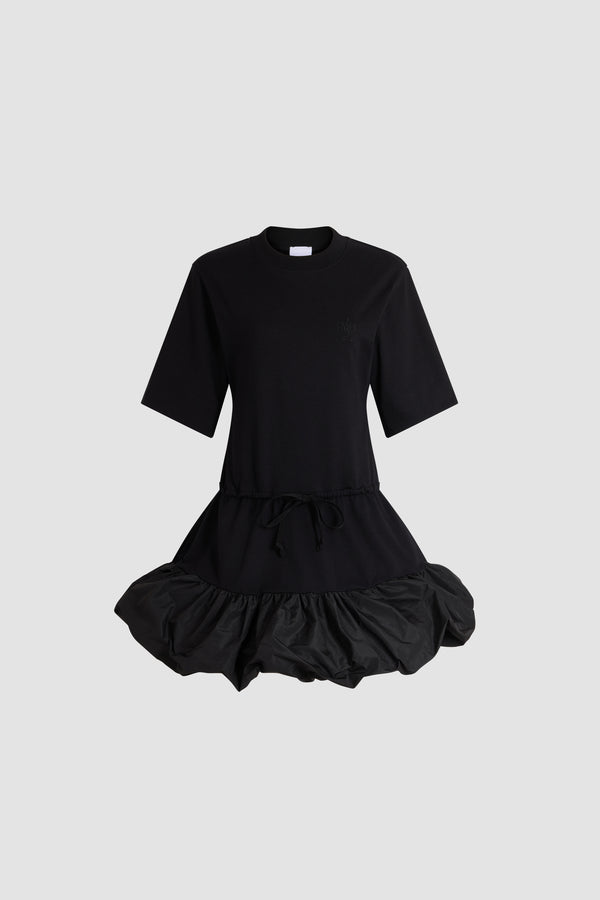 Patou - Kleid aus Bio-Baumwolle mit Faille-Details - Black - Schwarzes Kleid aus Bio-Baumwolle. Rundhalsausschnitt. Kurze Ärmel. Bloomer-Rock aus Faille. Ausgestellte Silhouette.
