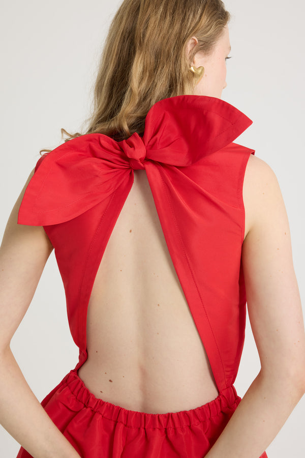 Patou - Tuta con schiena scoperta in ottomano riciclato - Lipstick Red - Tuta in ottomano riciclato color rossetto. Collo tondo. Chiusura con bottoni sul davanti. Schiena scoperta con fiocco da annodare. Vita elasticizzata con allacciatura sul davanti. Tasche ai lati. Orlo smerlato.