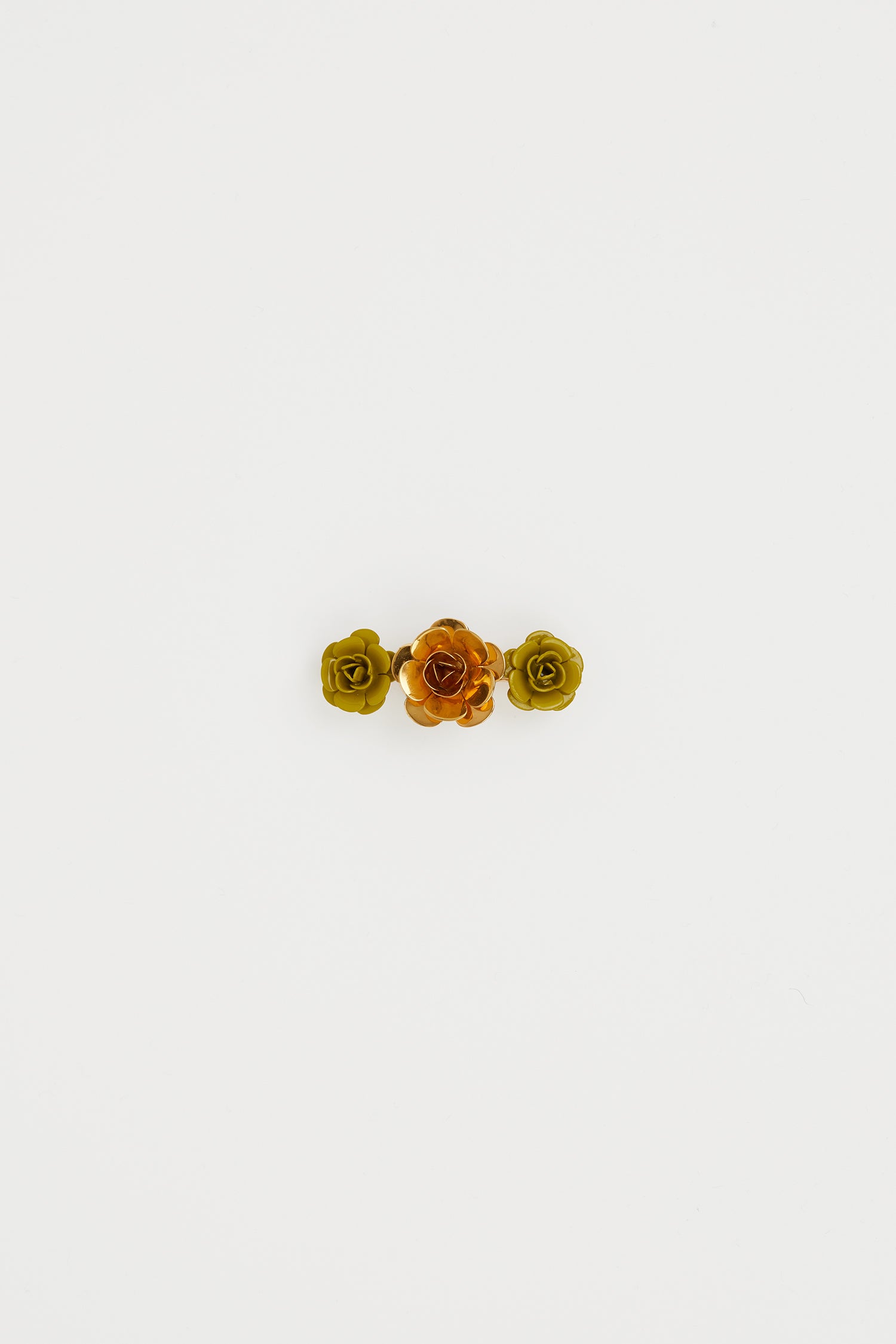 Patou - Broche à fleurs - Absinthe - Trois fleurs sinon rien. Broche dorée et jaune absinthe. Forme fleur. Fermoir épingle.