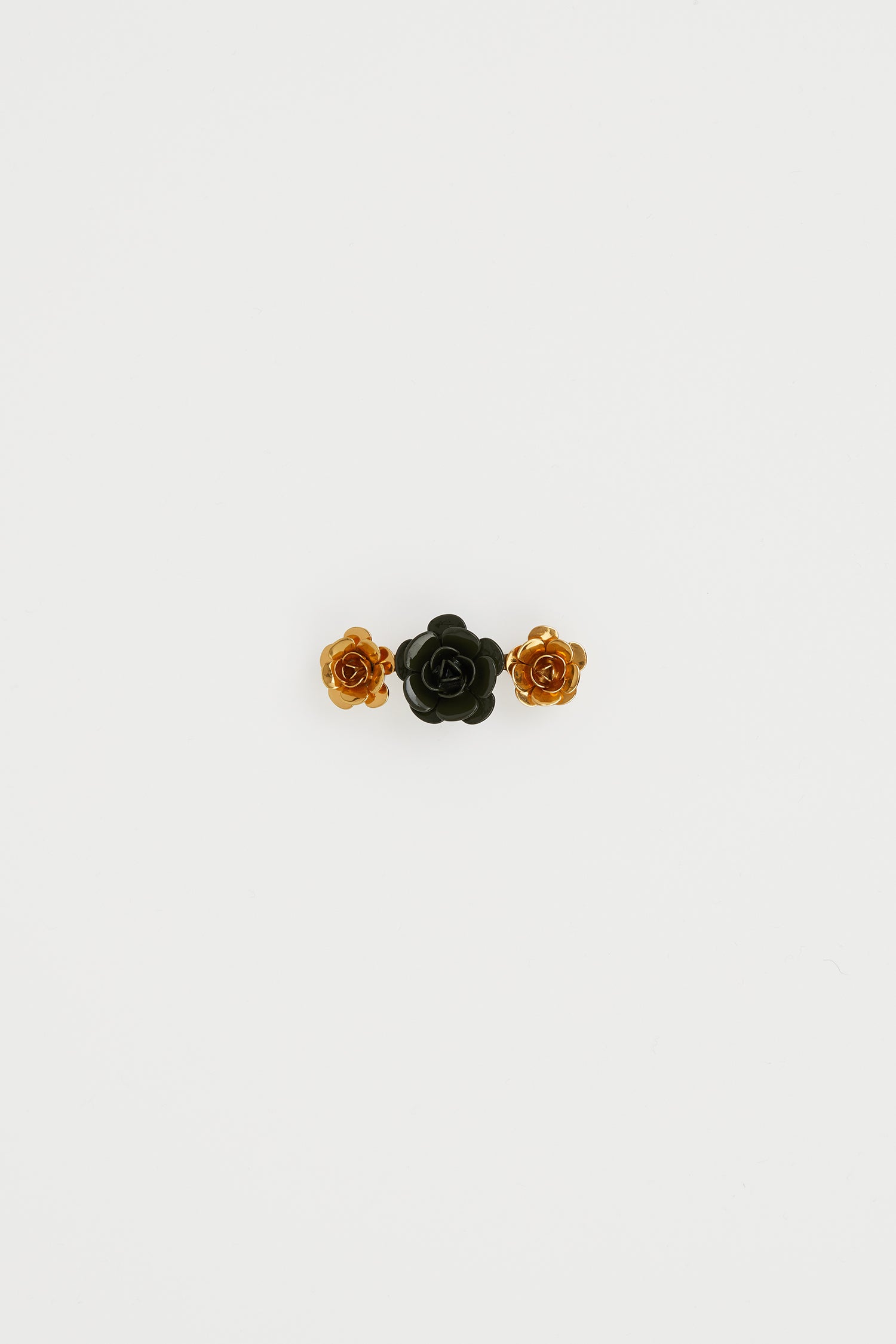 Patou - Flower brooch - Winter Moss - A floral triptych adds a brilliant touch.Winter Moss green and gold-tone brooch. Floral design. Pin fastening.