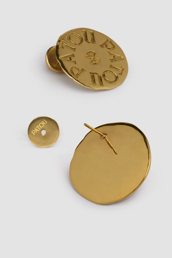 Patou - Boucles d&#39;oreilles pièce en laiton doré - Gold - Boucles d&#39;oreilles en laiton doré. Inspiration pièces antiques. Effet martelé. Gravure Patou et monogramme JP au centre. Fermoir poussette.Existe aussi avec un fermoir clip.