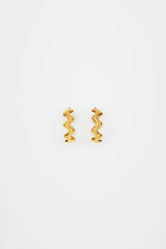 Wave hoop earrings in gold-plated brass