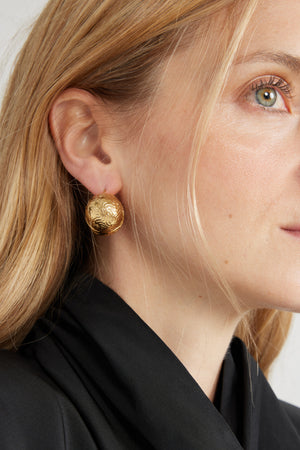 Engraved sphere earrings in gold-plated brass