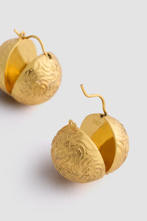 Engraved sphere earrings in gold-plated brass