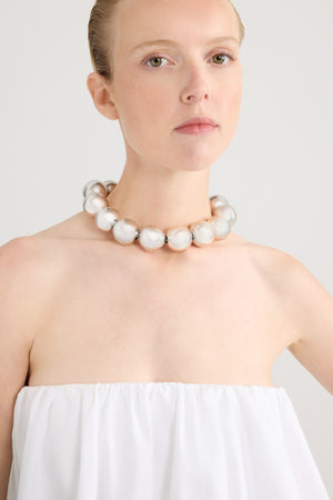 Collana con sfere martellate in ottone argentato