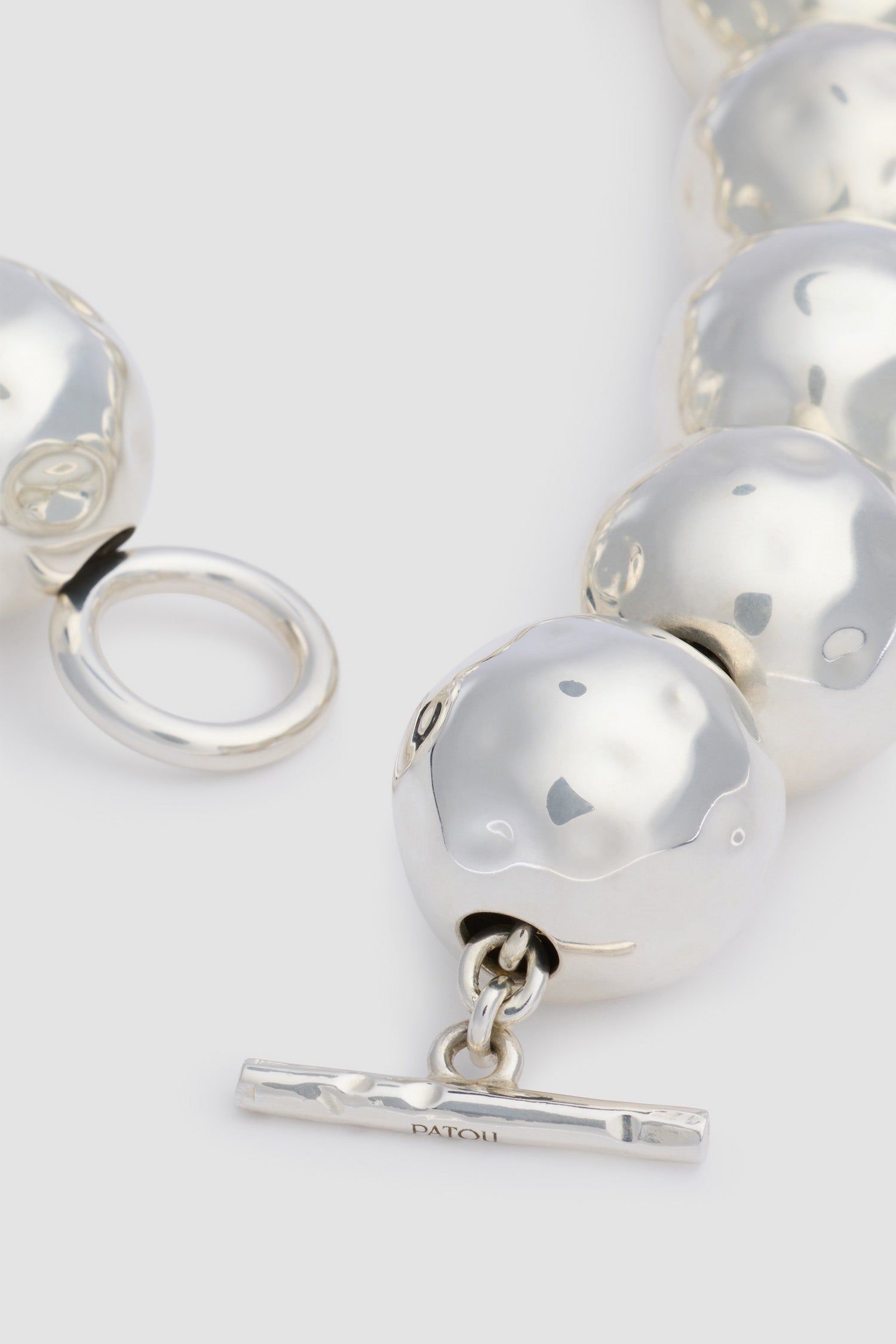 Patou - Collana con sfere martellate in ottone argentato - Silver - Collana in ottone argentato. Sfere martellate. Logo Patou inciso. Chiusura a T.