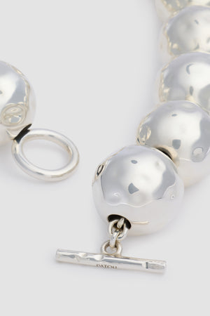 Collana con sfere martellate in ottone argentato