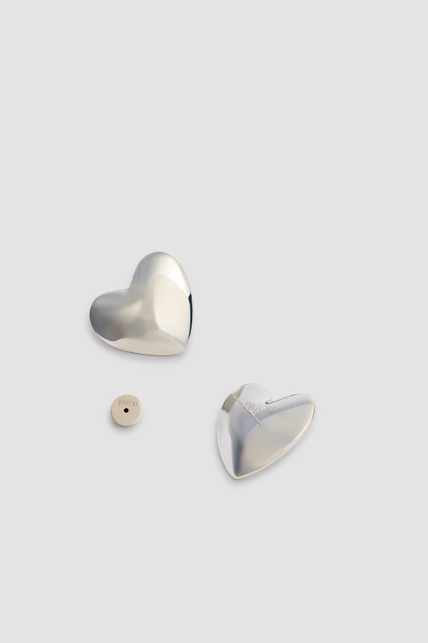 Patou - Orecchini a perno M Heart - Silver - Orecchini a perno a forma di cuore in ottone color argento. Superficie spazzolata e contrastata.