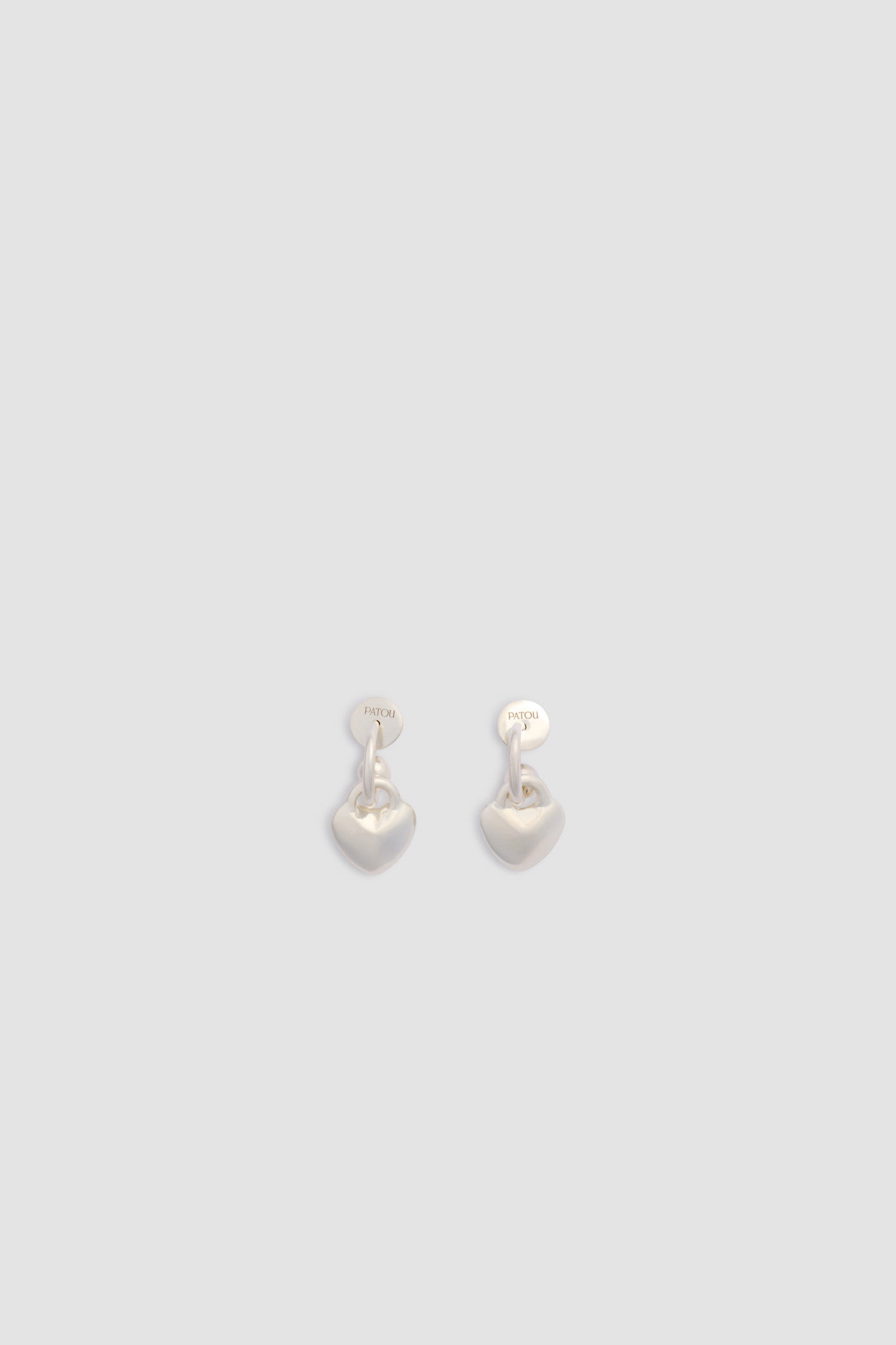 Patou - Orecchini pendenti XS Heart - Silver - Orecchini pendenti a forma di cuore in ottone color argento. Superficie spazzolata e contrastata.