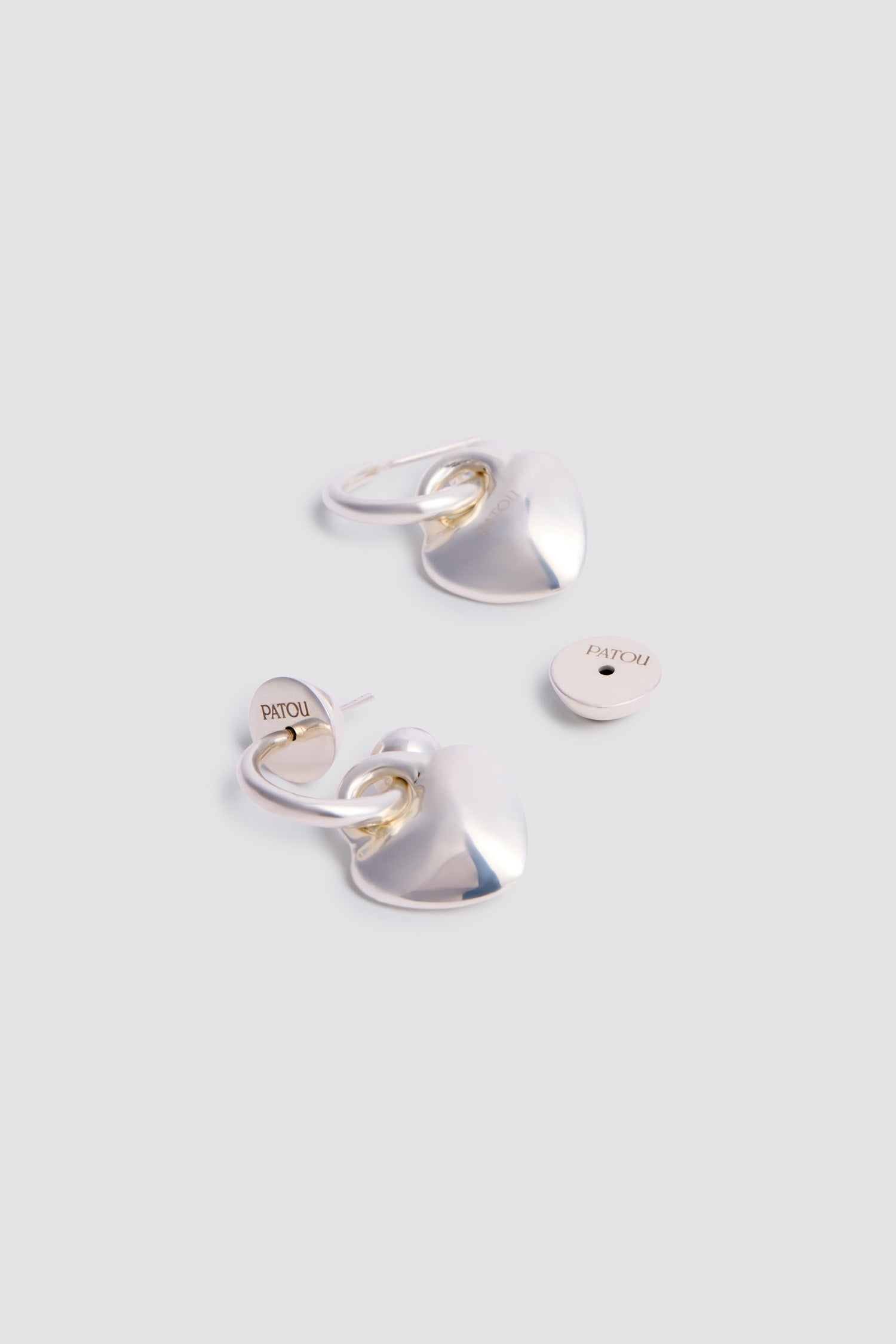 Patou - Orecchini pendenti XS Heart - Silver - Orecchini pendenti a forma di cuore in ottone color argento. Superficie spazzolata e contrastata.