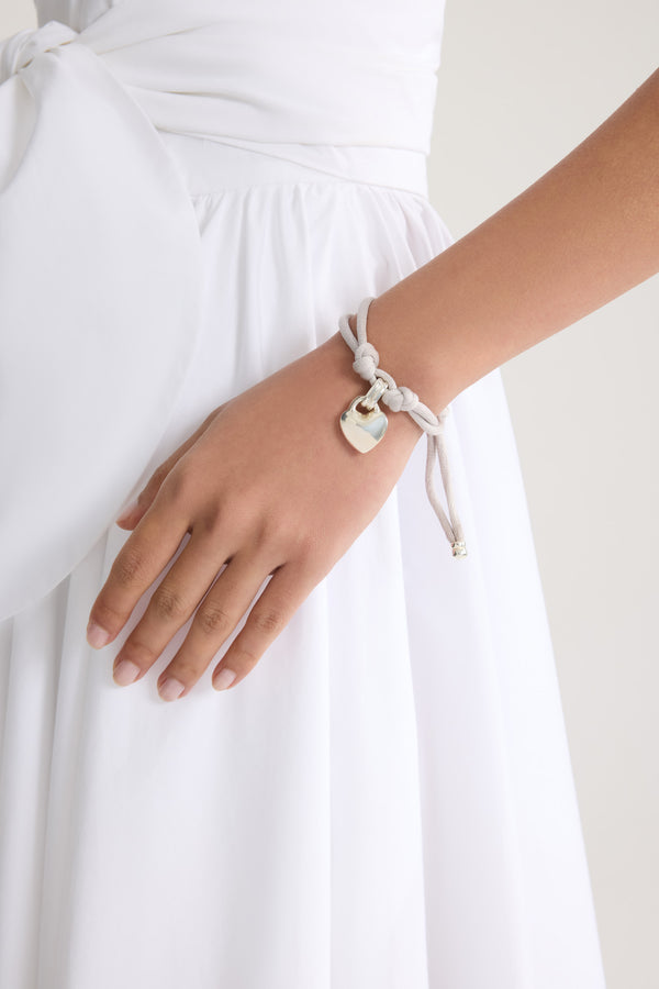 Patou - Herzband-Anhänger Armband - Silver - Herzförmiges Anhänger-Armband mit Stoffbändern aus silberfarbenem Messing. Gebürstete und kontrastierte Oberfläche. Verstellbares Band.