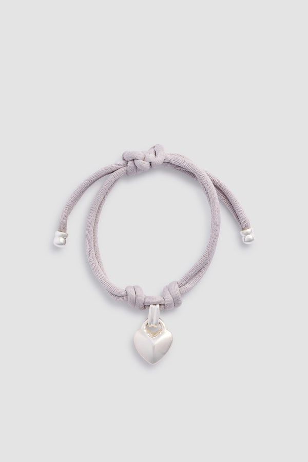 Patou - Herzband-Anhänger Armband - Silver - Herzförmiges Anhänger-Armband mit Stoffbändern aus silberfarbenem Messing. Gebürstete und kontrastierte Oberfläche. Verstellbares Band.