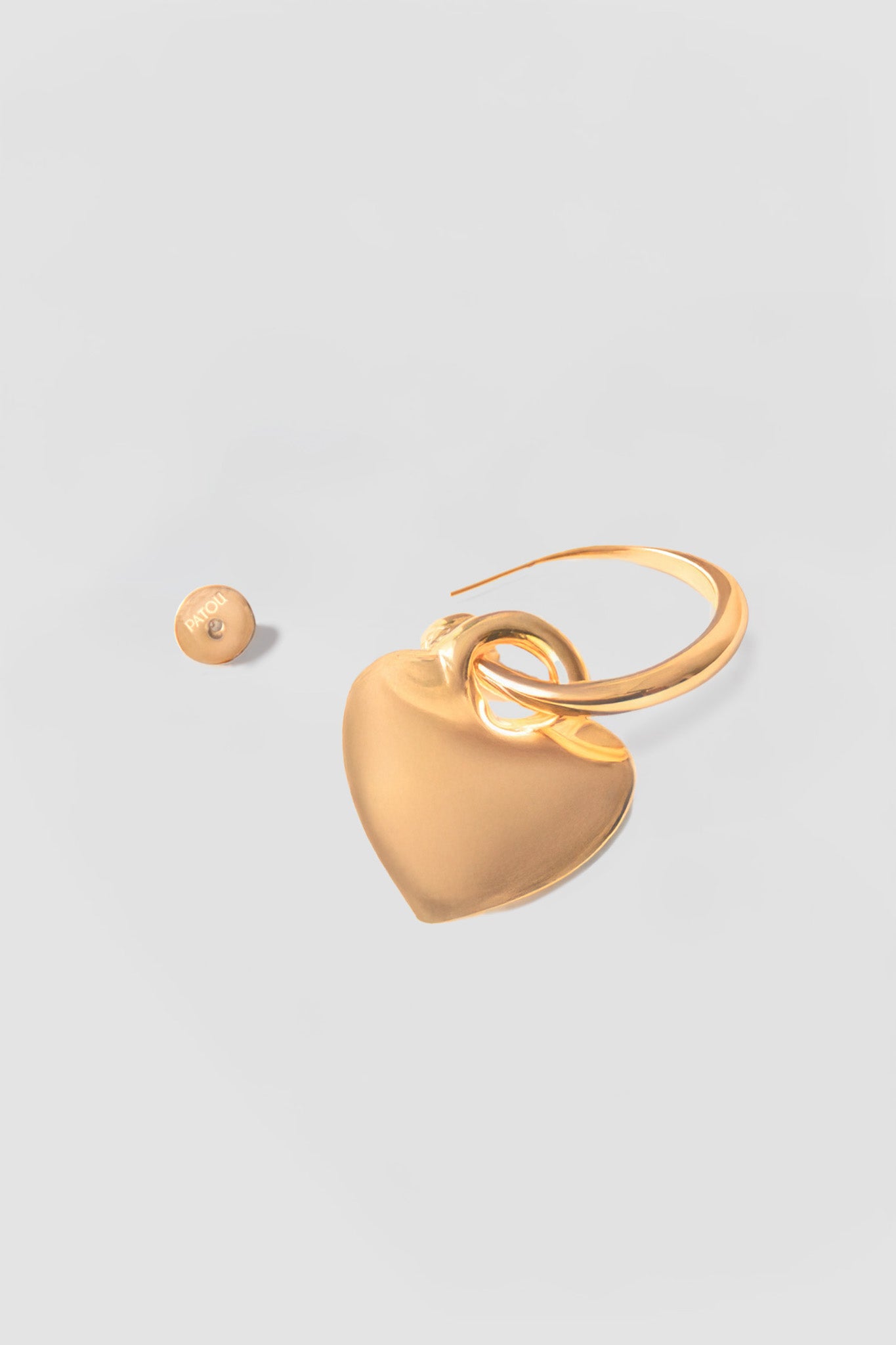 Patou - ゴールドプレーテッドブラス ハート シングルフープピアス - Gold - ゴールドプレート加工のブラス製フープピアス。ハート型のデザイン。ピアスに適したピン型キャッチ。