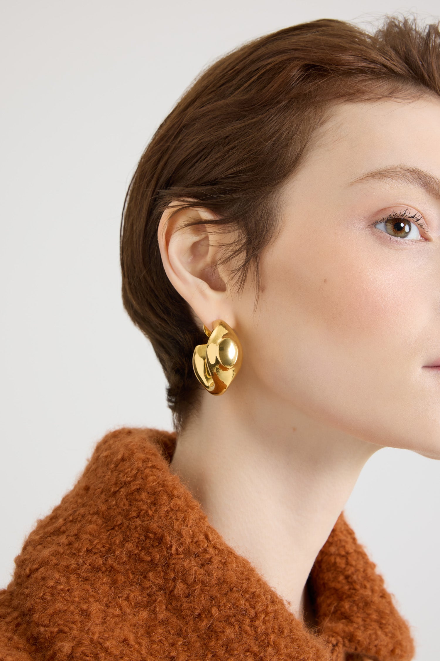 Patou - Boucles d’oreilles chevalière en laiton doré - Gold - Boucles d’oreilles en laiton doré. Modèle inspiré d’une chevalière. Fermoir poussette convenant aux oreilles percées.