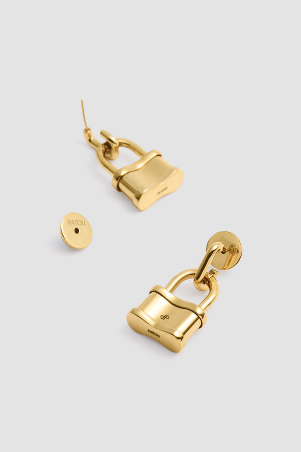 Patou - Sehr kleine Vorhängeschloss-Ohrringe aus vergoldetem Messing - Gold - Ohrringe aus vergoldetem Messing. Vorhängeschloss-Design. Patou Logo- und JP-Monogrammgravur. Steckverschluss für gepiercte Ohren.