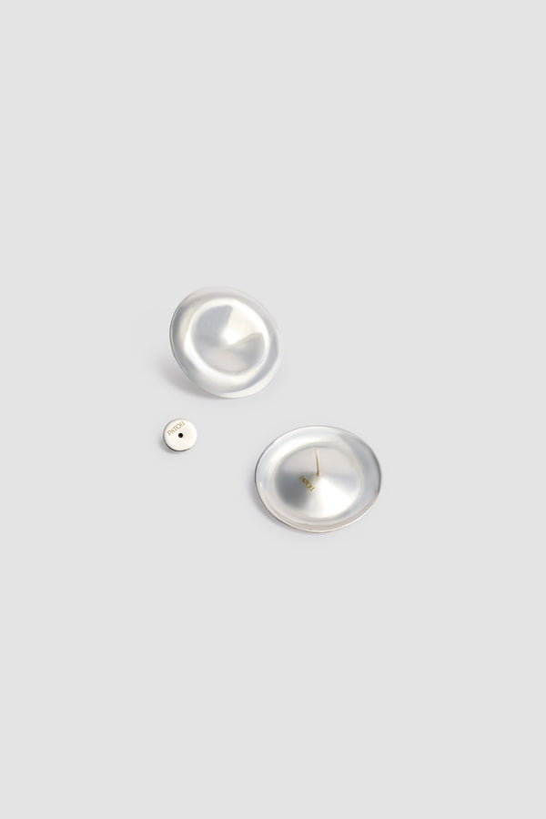 Patou - Scheiben Pin PM Stecker-Ohrringe - Silver - Scheibenförmige Stecker-Ohrringe aus silberfarbenem Messing. Glänzende Oberfläche mit kontrastiertem Volumen.